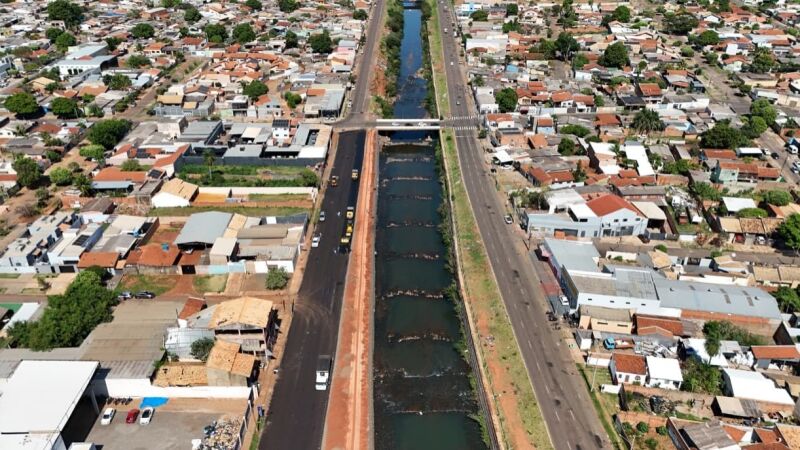 Vista aérea mostra trecho da Avenida Ernesto Geisel às margens do Córrego Anhanduí que recebe obras de recuperação.