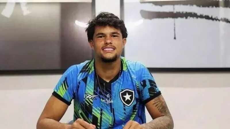 Bruno Samudio integra o elenco Sub-17 do Botafogo e está afastado das partidas por questões disciplinares.