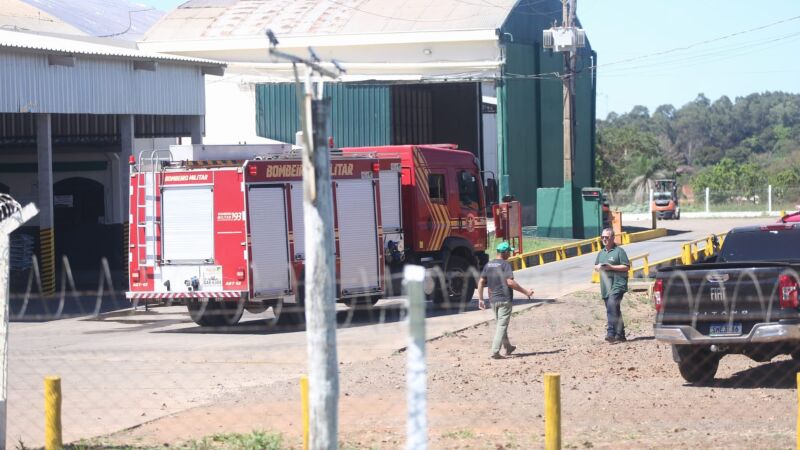 Equipes do Corpo de Bombeiros e do Samu foram mobilizadas após explosão envolvendo enxofre em fábrica na Avenida Gunter Hans, em Campo Grande