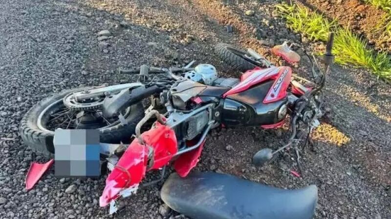 Motocicleta ficou destruída após colisão com caminhão na MS-156, em Tacuru; passageira de 53 anos morreu no local.