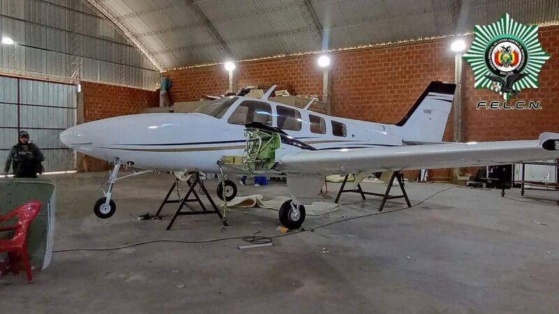  agentes bolivianos identificaram ainda nos hangares um amontoado de peças sobressalentes e itens relacionados às aeronaves