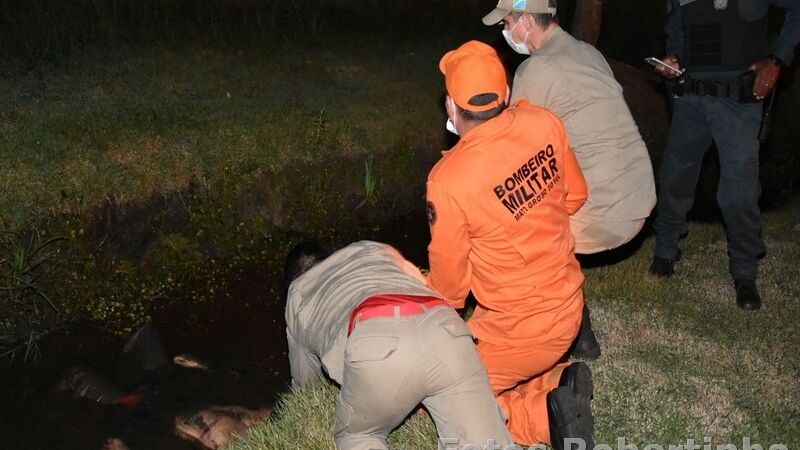 Bombeiros atuam no local onde jovem de 20 anos foi morto a tiros após deixar a cadeia