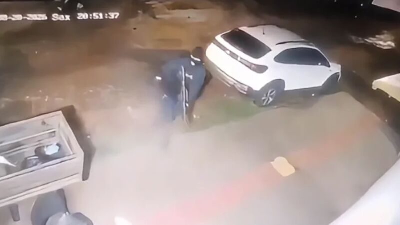 Câmera de segurança registrou homens encapuzados durante ataque que terminou com duas mortes no Jardim Lagoa Park.