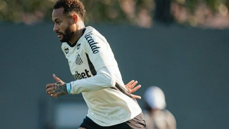 Neymar durante treinamento do Santos no CT Rei Pelé; camisa 10 foi relacionado para o clássico contra o Corinthians.