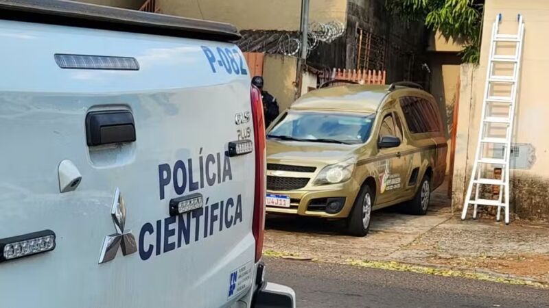 Polícia Científica e equipes de investigação estiveram na residência onde Adriele dos Santos, de 34 anos, foi encontrada morta neste sábado (29), em Campo Grande.