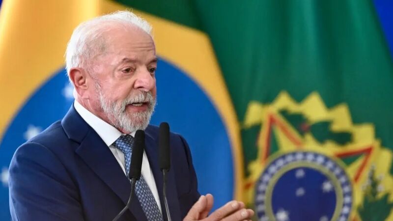 Presidente Luiz Inácio Lula da Silva durante pronunciamento; chefe do Executivo nacional.
