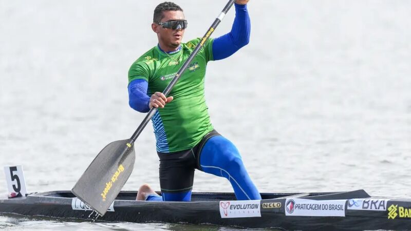 Isaquias Queiroz durante prova de canoagem; brasileiro conquistou o pentacampeonato mundial no C1 500m neste sábado (29), na Polônia.