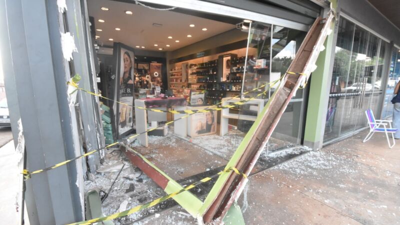 Após o acidente, a loja ficou destruída e bagunçada, com itens no chão e estilhaços de vidro espalhados para todo lado
