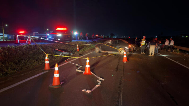 Acidente envolvendo quatro veículos deixou um homem morto e cinco pessoas feridas na noite de domingo (30), na BR-163, entre o trevo da Bandeira e o viaduto do DOF, em Dourados