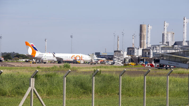 Avião da GOL Linhas Aéreas no pátio do aeroporto de CGR