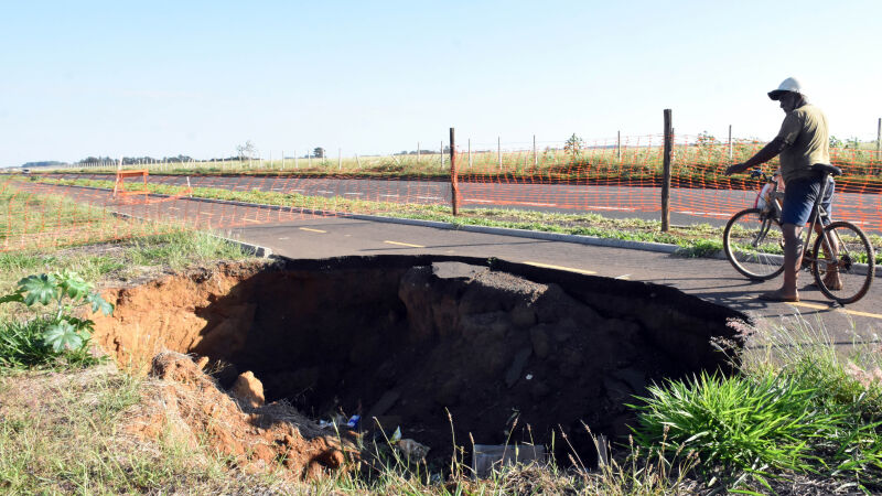 Cada cratera tem três metros de profundidade e quatro metros de largura