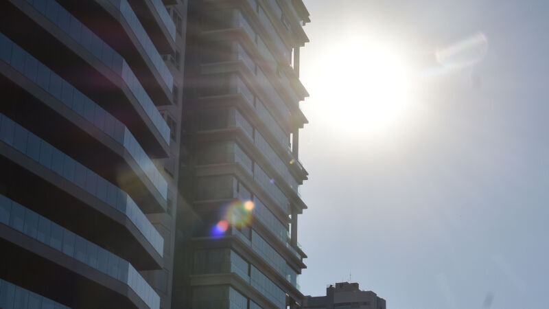 Sol vai aparecer sem nuvens nesta tarde
