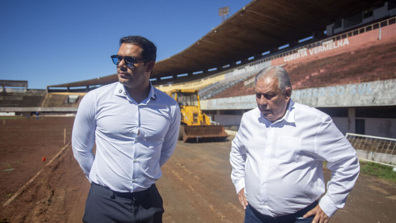 Em Campo Grande, presidente da CBF, Samir Xaud, visita a reforma no gramado do Morenão
