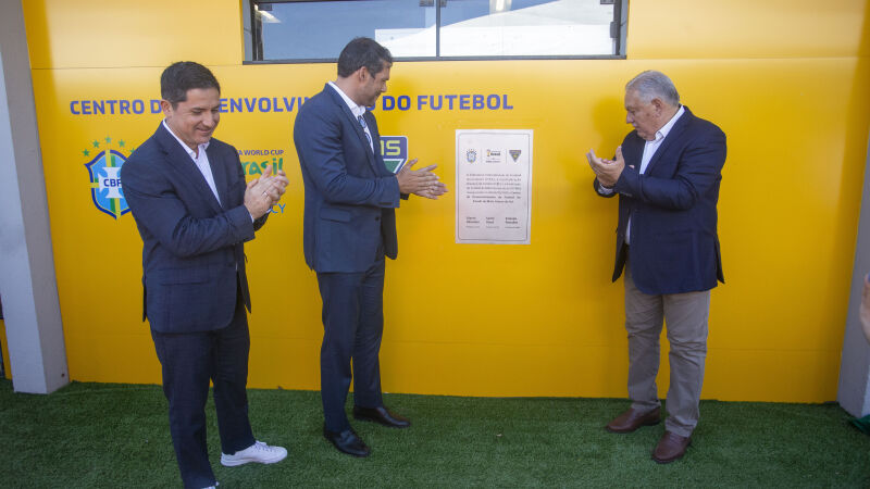 Samir Xaud e Estevão Petrallás em cerimônia de descerramento da placa do Centro de Desenvolvimento de Futebol