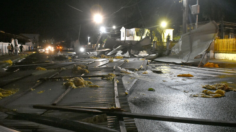 Vendaval que atingiu Campo Grande na noite do dia 10 provocou destelhamentos, quedas de árvores e danos à infraestrutura