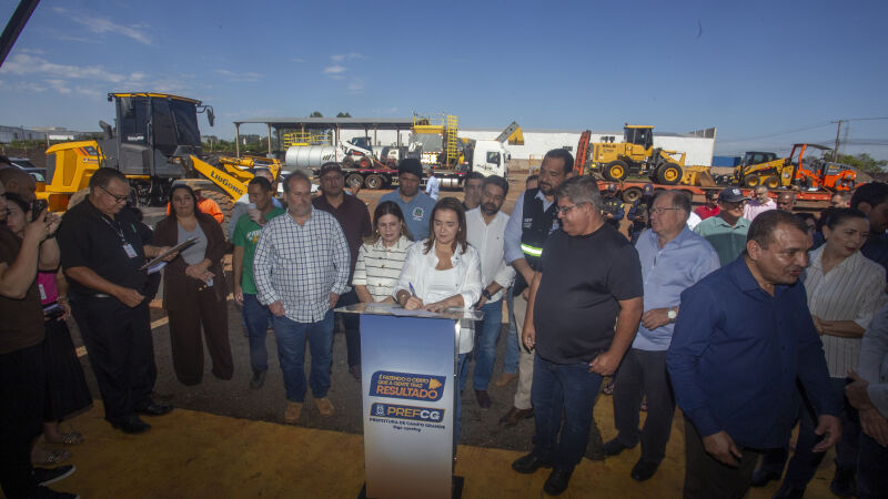 Adriane Lopes (prefeita), Camila Nascimento (vice), André Brandão (secretário) e outras autoridades assinaram a ordem de serviço
