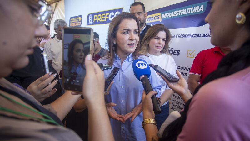 Prefeita de Campo Grande, Adriane Lopes, em coletiva de imprensa realizada na manhã desta sexta-feira (25), no evento de ordem de serviço para asfalto nos bairros Santa Emília e Aquarius