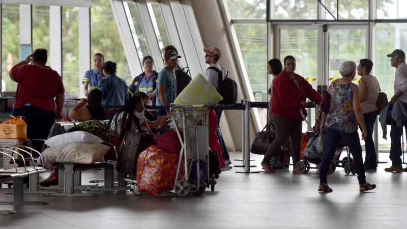 População cheia de malas para viajar 