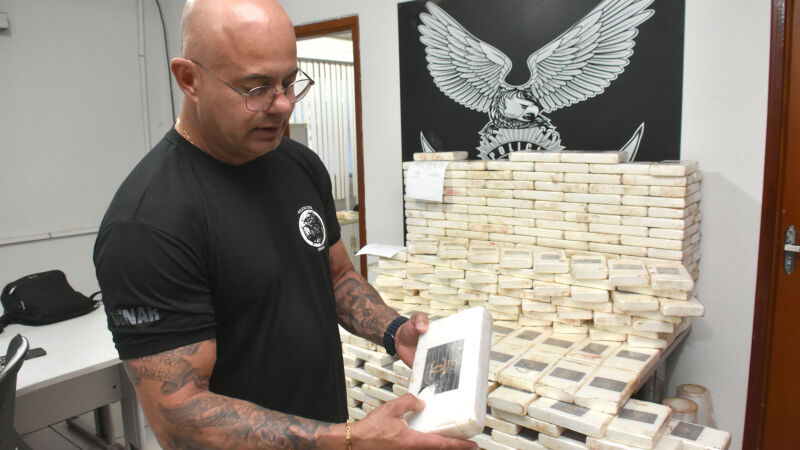 Delegado Hoffmann posa com cocaína apreendida de traficantes; Gaeco revelou que ele desviava parte do material para o mercado ilegal