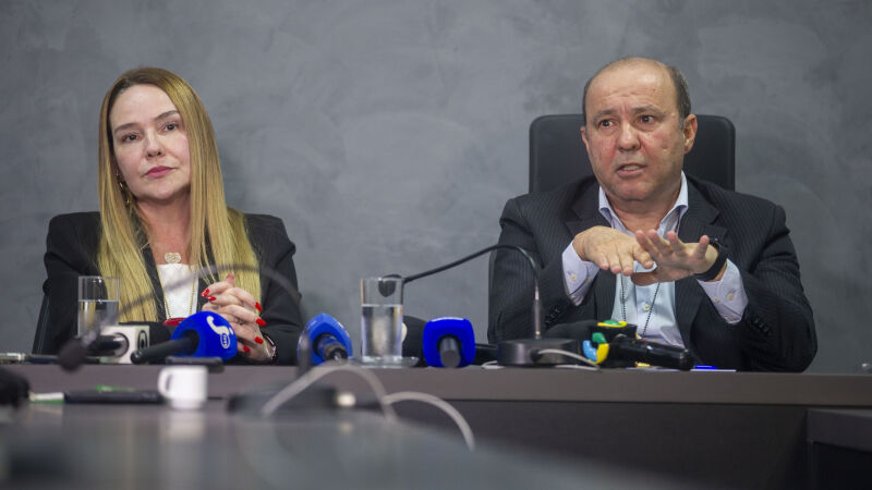 Delegada Anne Karine Trevizan, da DEPCA, e Ivan Barreira, diretor do Departamento de Polícia Especializada