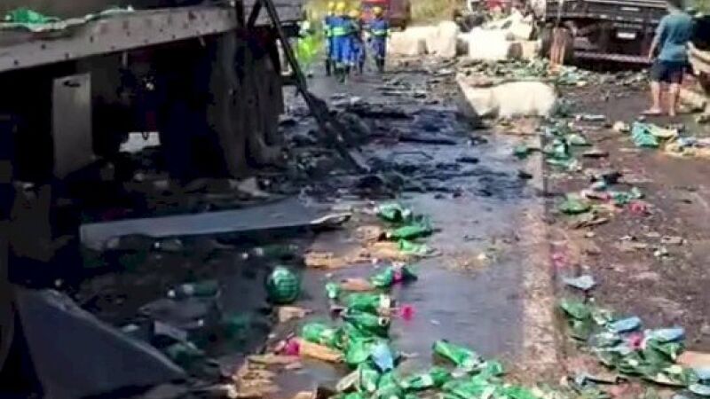 Carretas bateram de frente e motoristas morreram na BR-158