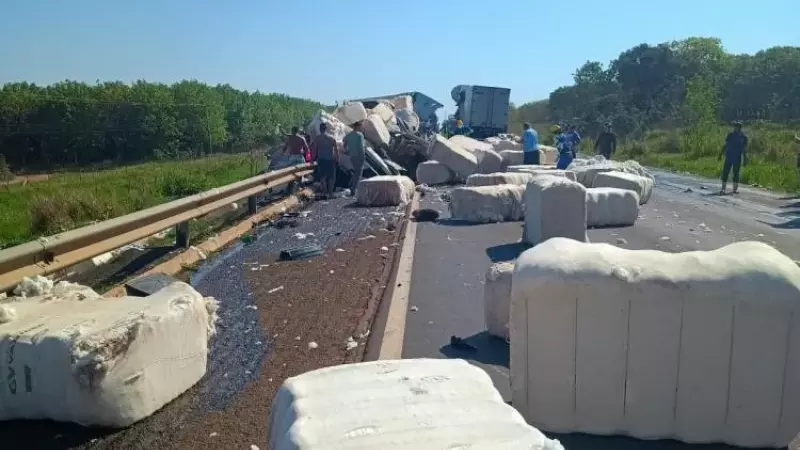 Uma das carretas transportava algodão