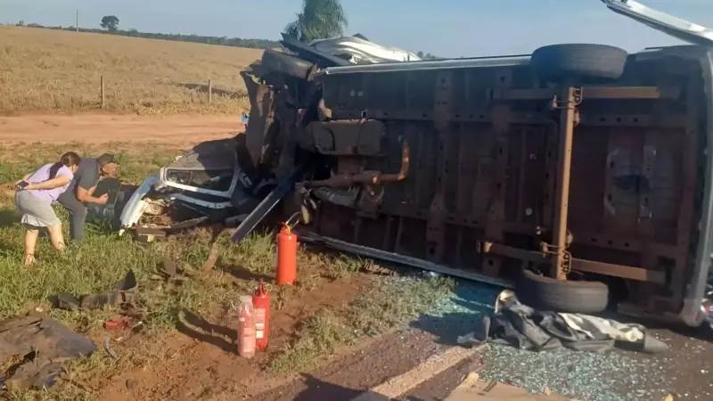 Van que estava com oito pessoas tombou depois da colisão frontal com um carro de passeio próximo a Itaquiraí, no sul de MS