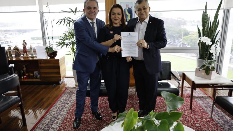 Adriane Lopes esteve em Brasília e articulou reconhecimento da situação de emergência com o deputado Vander Loubet (esq) e com o ministro das Relações Institucionais José Guimarães