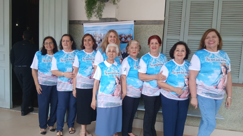 Ex-alunas integrantes da União Maria Auxiliadora; à frente na imagem, a delegada da organização, irmã Othilia