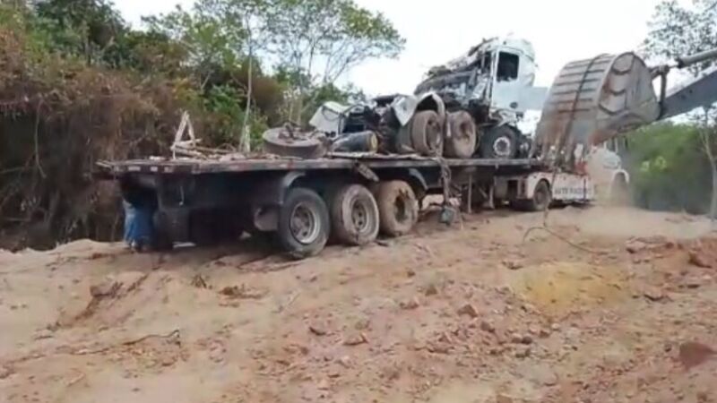 Carreta foi retirada do rio quase 20 dias após ponte desabar