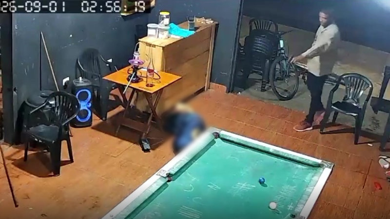 Câmera de segurança registrou o momento em que atirador entrou em bar no Novo Oeste e abriu fogo contra as vítimas