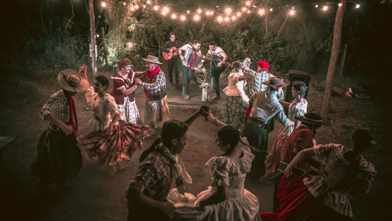 Festival reúne artistas dos três países em shows, apresentações de dança, feira gastronômica, feira de artesanato e concurso