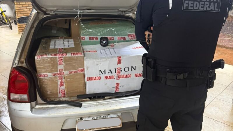 Agentes da Receita Federal apreenderam perfumes árabes contrabandeados do Paraguai