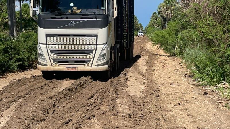 Caminhão tenta circular pela estrada do Nabileque, que sofre com manutenção precária 