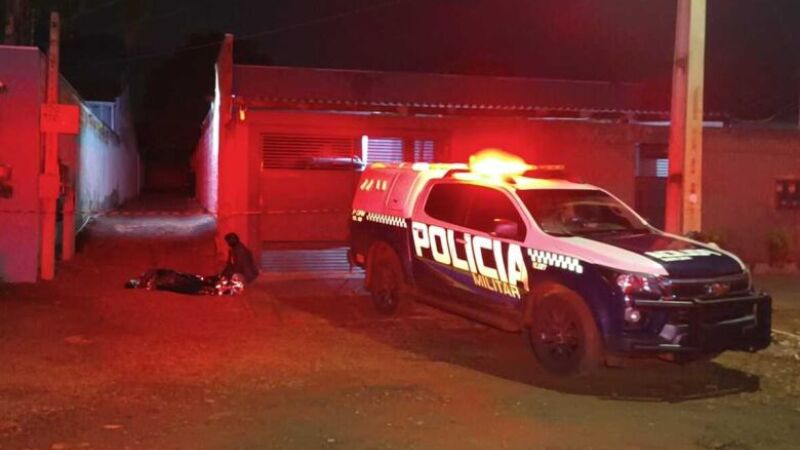 Gustavo Machado da Silva, de 18 anos, foi morto com quatro tiros na noite deste domingo (13), no bairro Cohab II, em Dourados