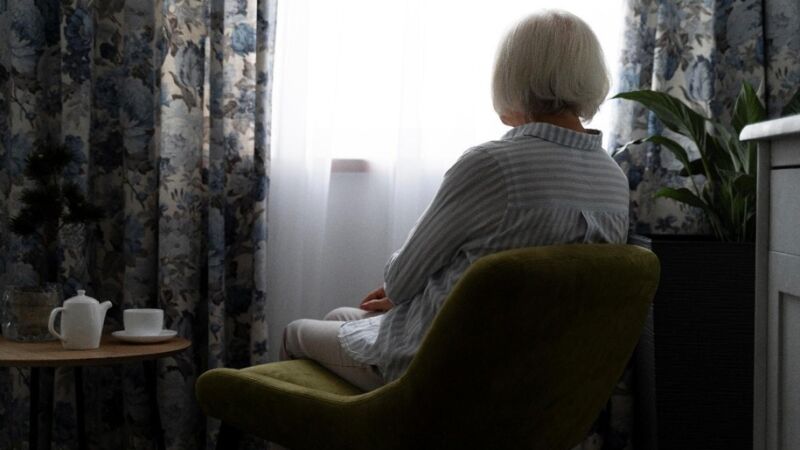 Falta de iniciativa, isolamento, irritabilidade, alterações no sono e no apetite, dores persistentes, perda de prazer nas atividades cotidianas e até queixas relacionadas à memória podem estar associados a um quadro depressivo