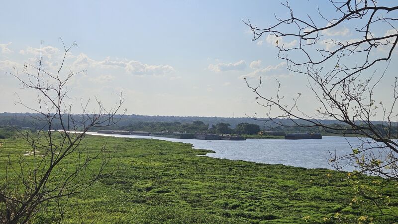 O Canal Tamengo é ligado ao Rio Paraguai na fronteira de Corumbá