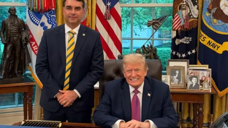Flavio Bolsonaro em encontro com Donald Trump na Casa Branca