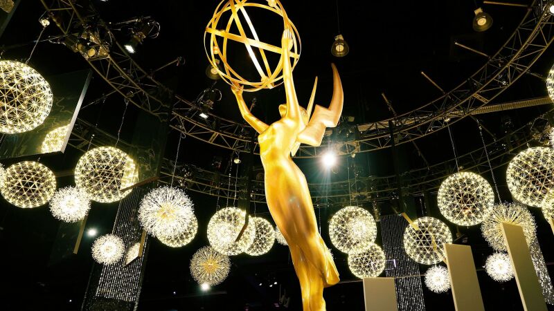 Com favoritos definidos e prêmios já entregues, o Emmy ainda pode surpreender na noite de segunda-feira