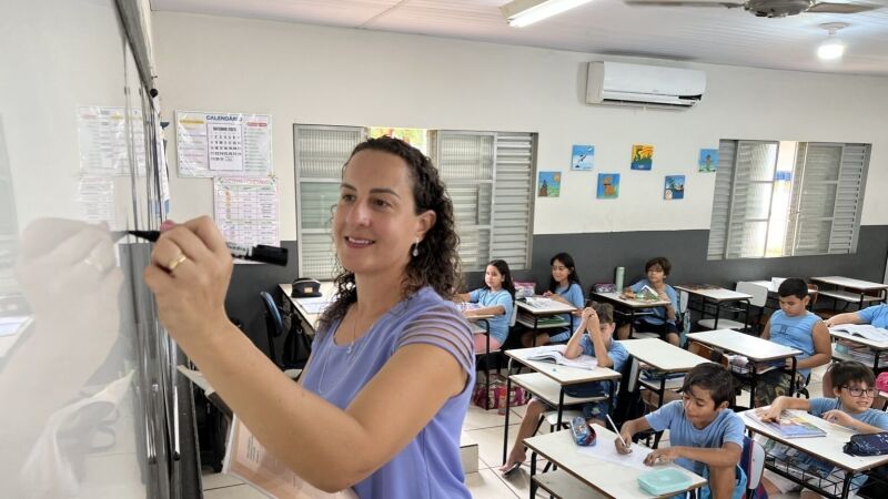 Professores da rede municipal de Campo Grande terão reajuste de 5,4% dividido em três parcelas.