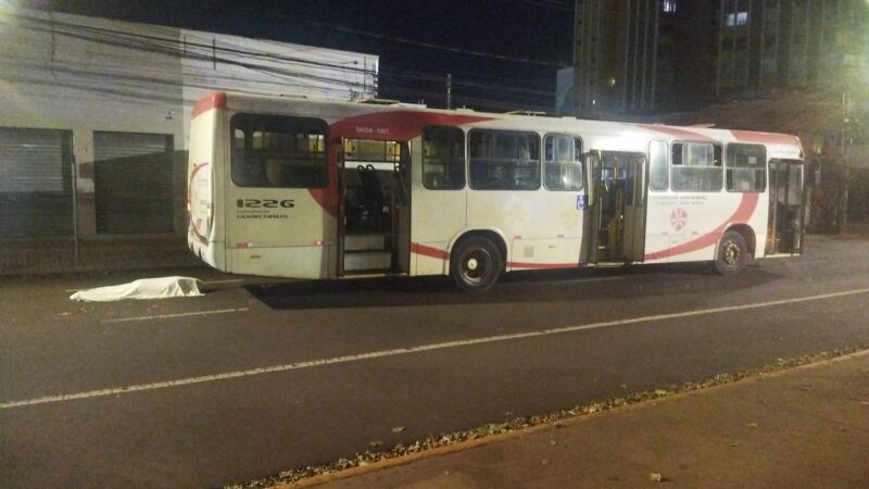 Motociclista morreu no local após acidente envolvendo ônibus do transporte coletivo no Centro de Campo Grande
