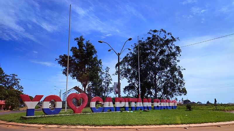 Capitán Bado, separada por uma rua de Coronel Sapucaia (MS)
