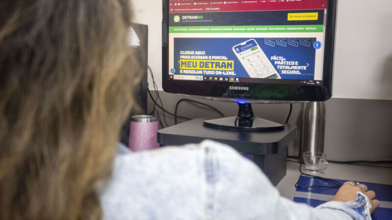 Pessoa mexendo no site do Detran-MS, com instabilidades nesta quarta-feira (2)