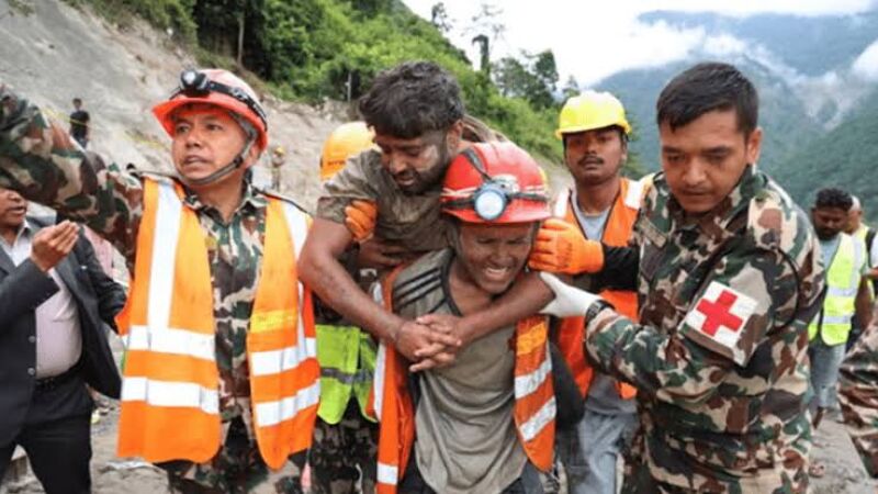 No dia anterior os socorristas já haviam conseguido resgatar com vida dois trabalhadores de um tunel de uma usina hidrelétrica no Nepal
