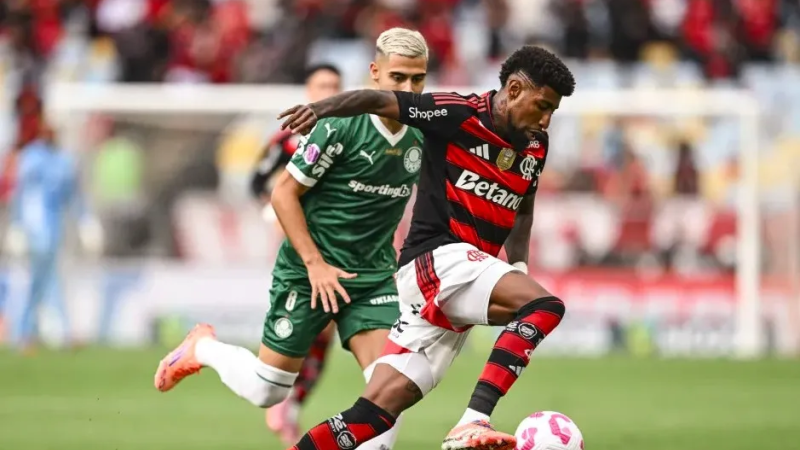 Andréas Pereira e Emerson Royal disputam bola no clássico interestadual 
