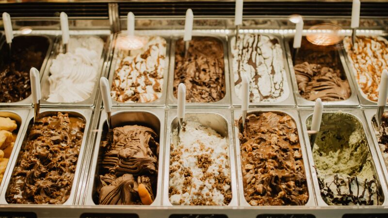 As principais diferenças entre o gelato e o sorvete estão na proporção dos ingredientes, quantidade de ar incorporada e, consequentemente, intensidade no sabor
