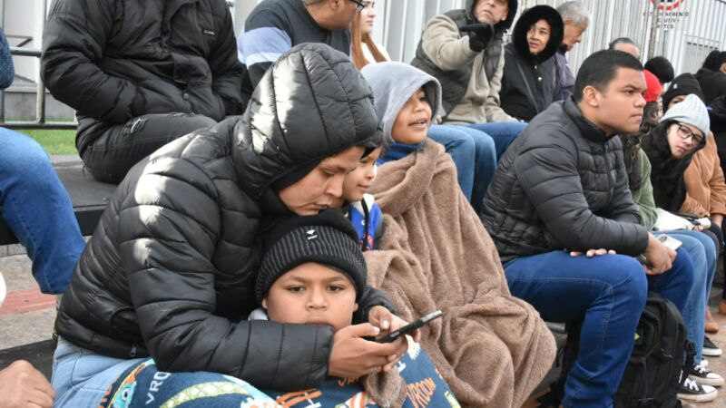 Apesar do frio, centenas de pessoas ocuparam as arquibancadas logo cedo na região central de Campo Grande neste 7 de setembro