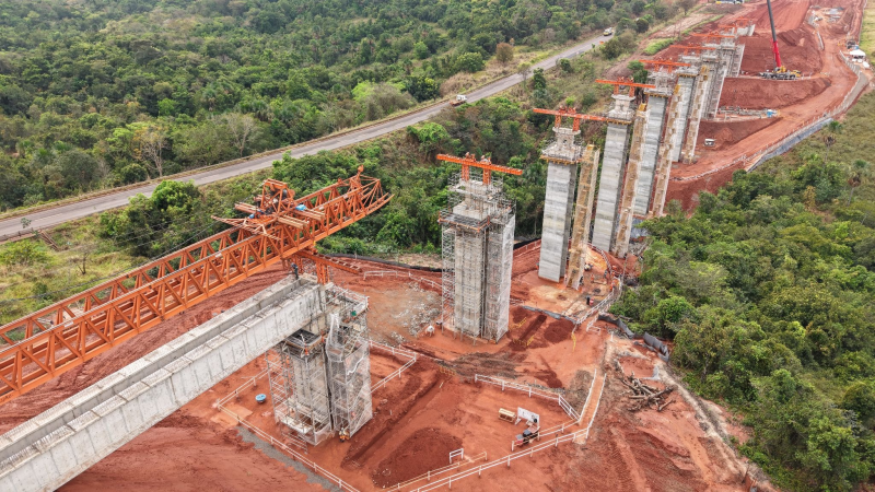Ao todo serão 18 vigas de 92 toneladas cada que serão instaladas até o fim de setembro na ponte de 270 metros