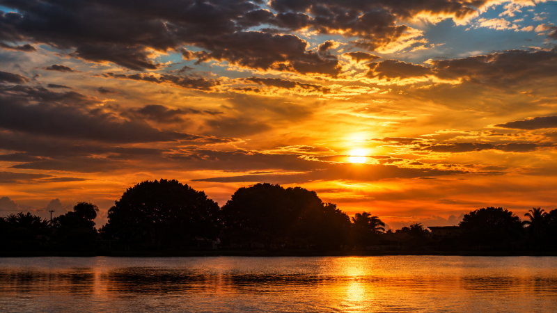 Pôr do sol na Lagoa Itatiaia será um dos destaques durante as edições na feira