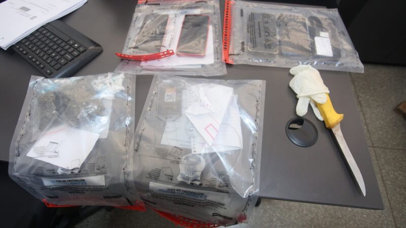 A Polícia Civil apreendeu a arma usada no crime, além de celulares e drogas